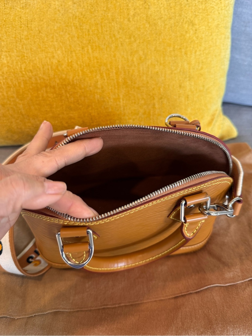 Louis Vuitton Epi Jacquard Alma BB limited edition color in Honey Gold. - Picture 6 of 11